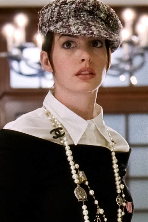 diavolo veste prada hathaway sciarpa pelo|the devil wears prada wiki.